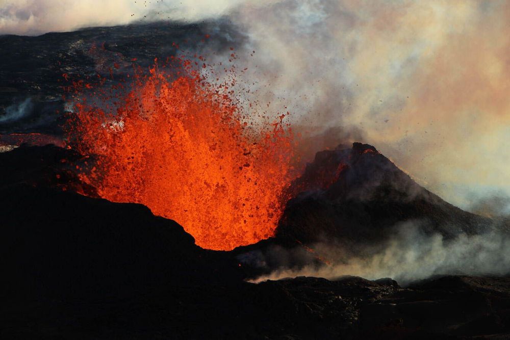 Le plus gros volcan actif du monde, le Mauna Loa, en éruption à Hawaï